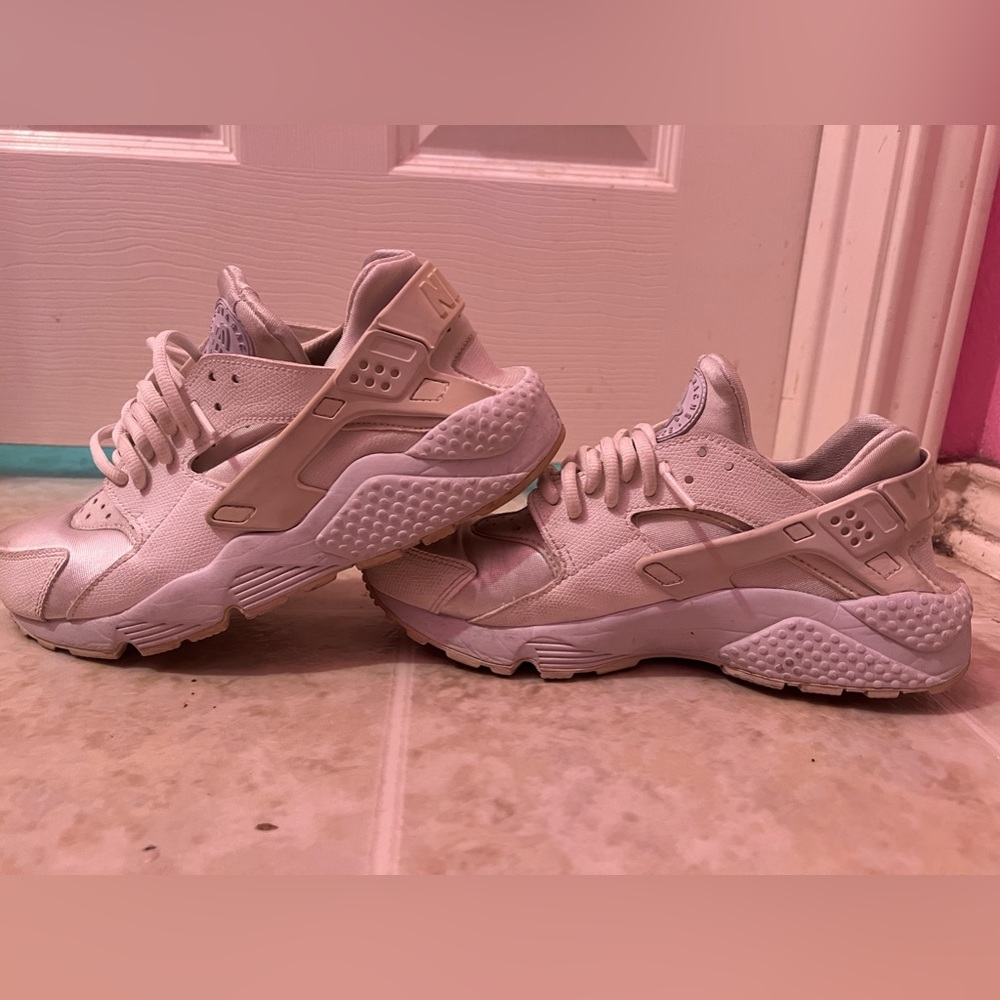 Used white shoes casual and dressy perfect for any occasion.